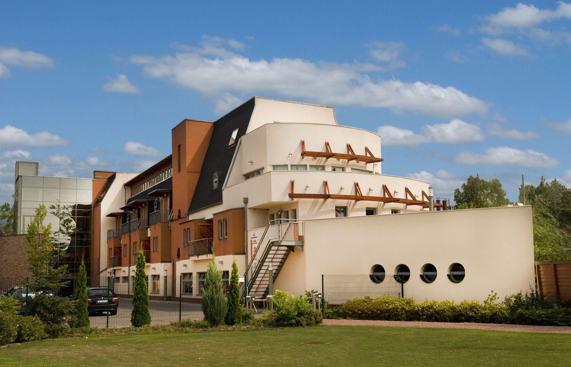 Holiday Beach Budapest Wellness Hotel With Sauna Park Ngoại thất bức ảnh